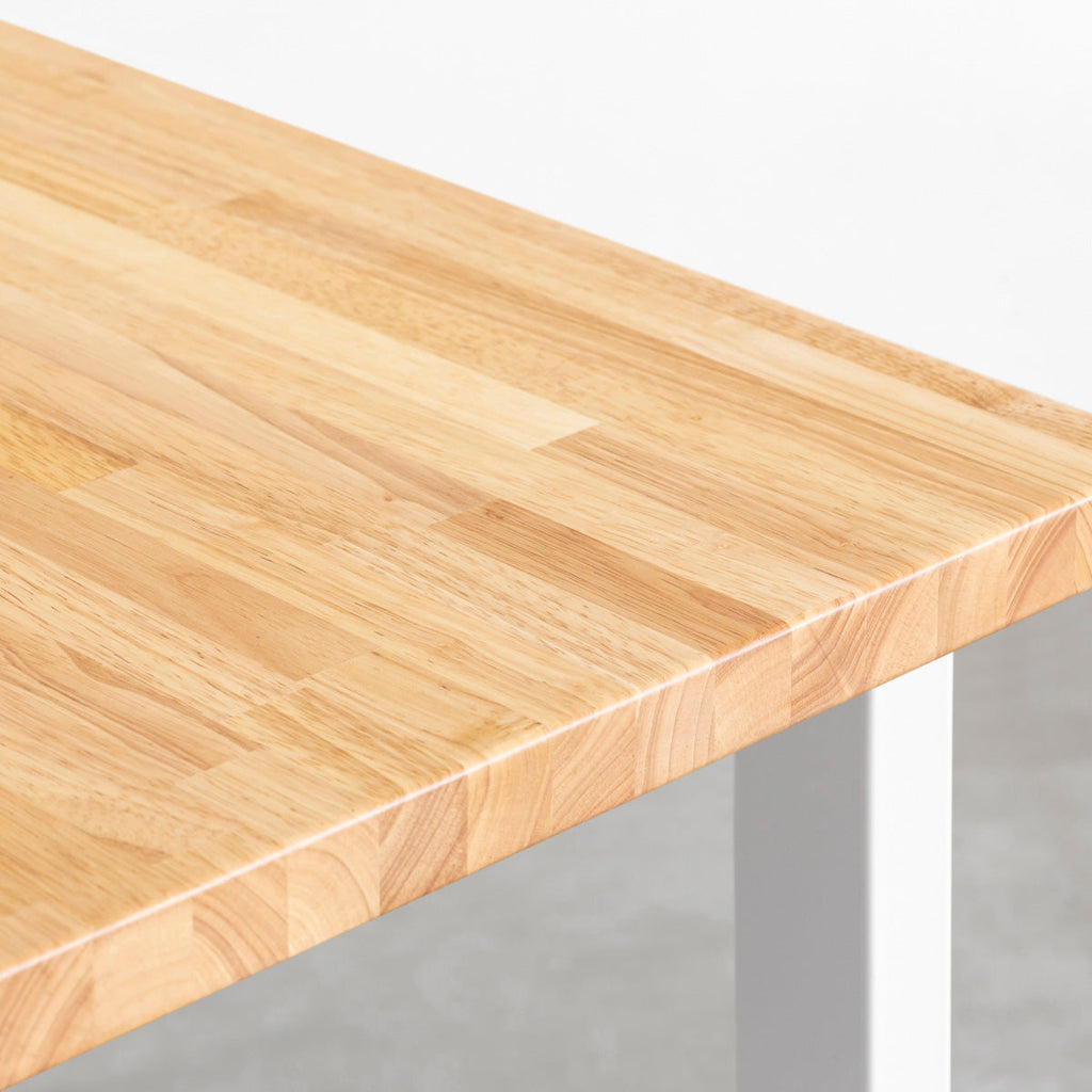 KANADEMONOのラバーウッドナチュラル天板にホワイトの鉄脚を合わせたBlock＆Tray配線孔付きスタンディングテーブル（角）