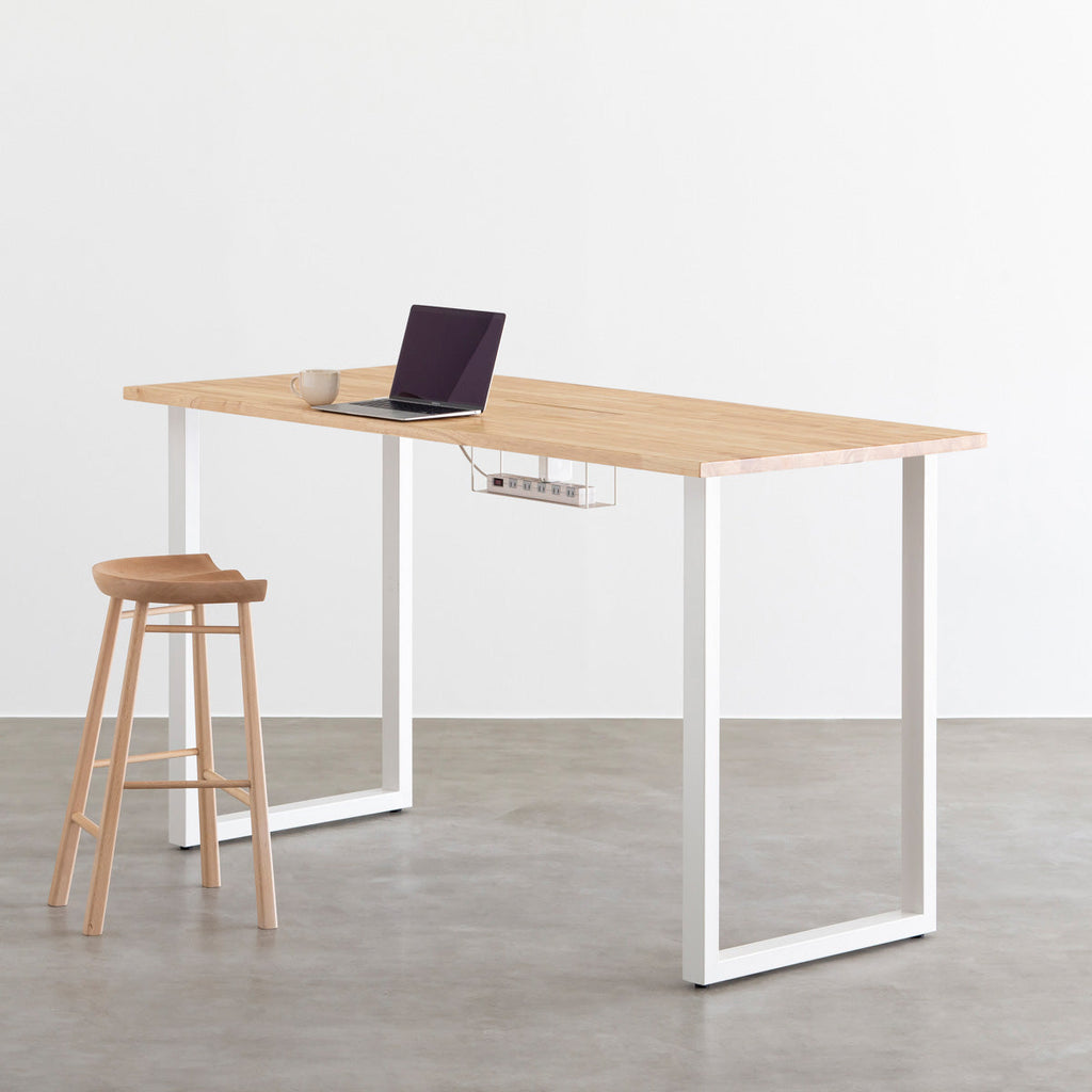 KANADEMONOのラバーウッドナチュラル天板にホワイトの鉄脚を合わせたBlock＆Tray配線孔付きスタンディングテーブル（使用イメージ）