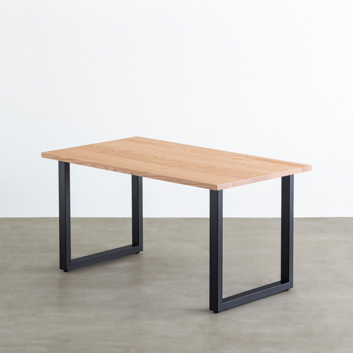 KANADEMONOのレッドオーク天板にブラックのスクエア鉄脚を組み合わせたシンプルモダンなテーブル