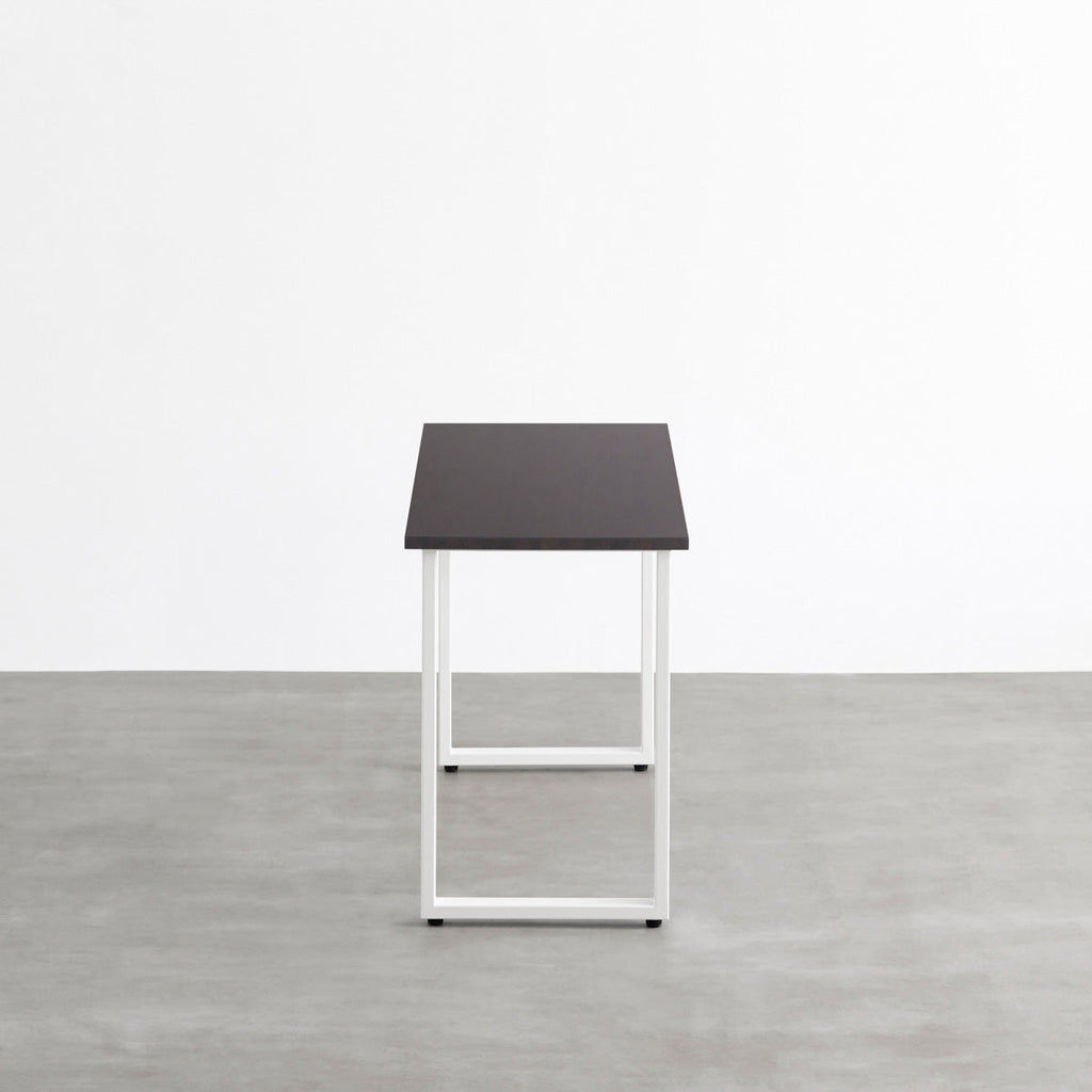 KANADEMONOのラバーウッドブラックブラウン天板にホワイトのレクタングル鉄脚を組み合わせたシンプルモダンなテーブル（側面）