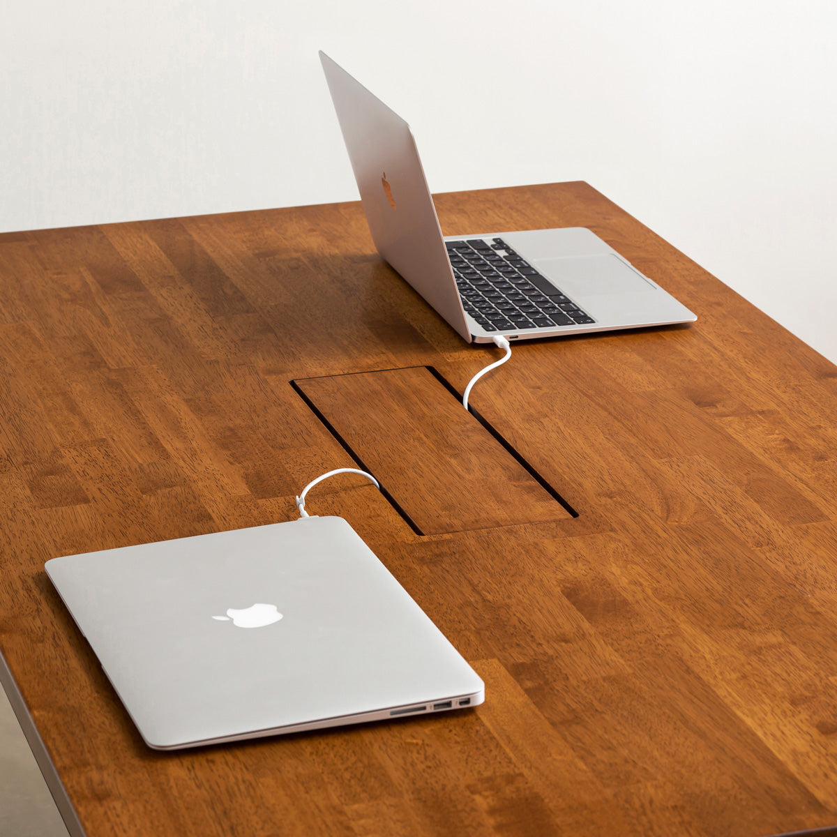 かなでもののBLOCK&TRAY付きのラバーウッド材チークブラウンの天板とスクエアの鉄脚を組み合わせたスタンディングデスク（使用例2）