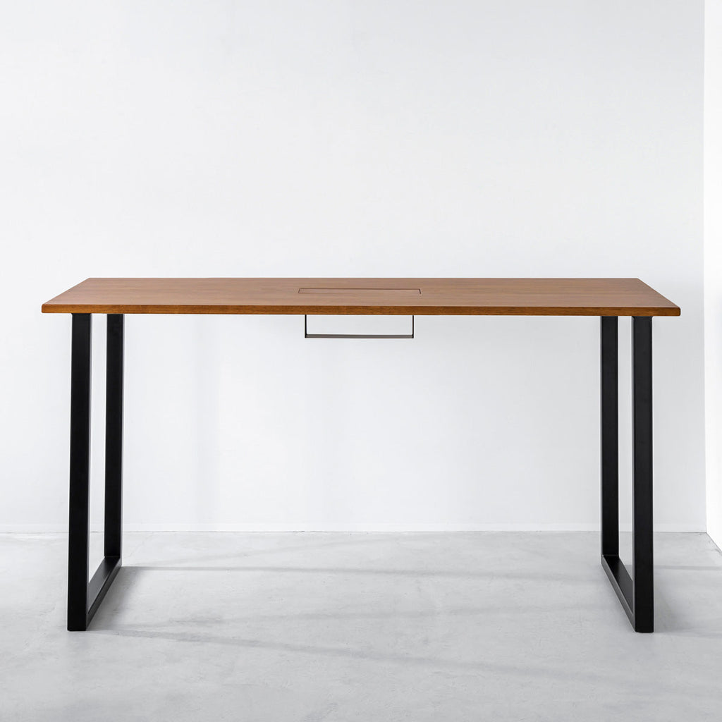 かなでもののBLOCK&TRAY付きのラバーウッド材チークブラウンの天板とスクエアの鉄脚を組み合わせたスタンディングデスク（正面）