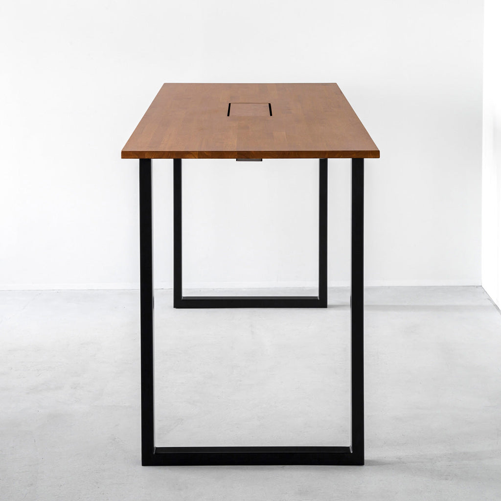 かなでもののBLOCK&TRAY付きのラバーウッド材チークブラウンの天板とスクエアの鉄脚を組み合わせたスタンディングデスク（側面）