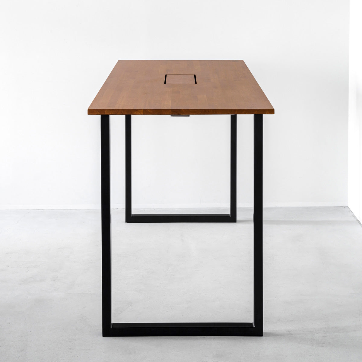 かなでもののBLOCK&TRAY付きのラバーウッド材チークブラウンの天板とスクエアの鉄脚を組み合わせたスタンディングデスク（側面）