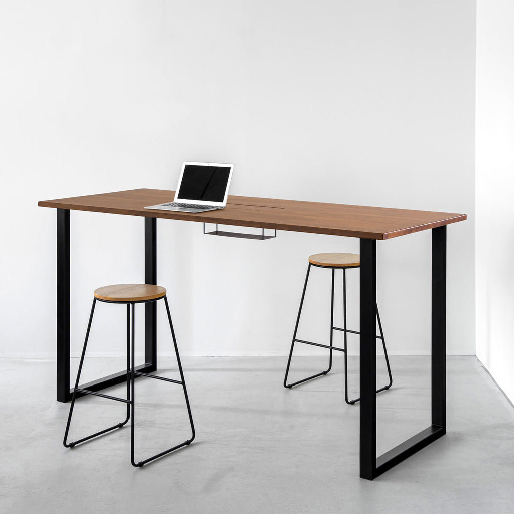 かなでもののBLOCK&TRAY付きのラバーウッド材チークブラウンの天板とスクエアの鉄脚を組み合わせたスタンディングデスク（使用例）