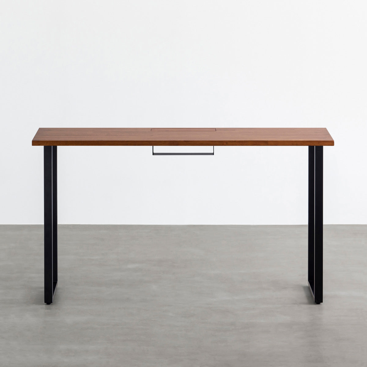 かなでもののBLOCK&TRAY付きのラバーウッド材チークブラウンの天板とスクエアの鉄脚を組み合わせたハイレクタングルデスク（正面）