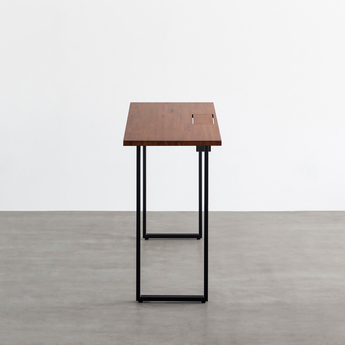 かなでもののBLOCK&TRAY付きのラバーウッド材チークブラウンの天板とスクエアの鉄脚を組み合わせたハイレクタングルデスク（側面）