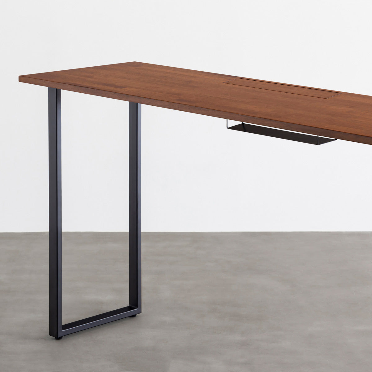 かなでもののBLOCK&TRAY付きのラバーウッド材チークブラウンの天板とスクエアの鉄脚を組み合わせたハイレクタングルデスク（天板と脚）