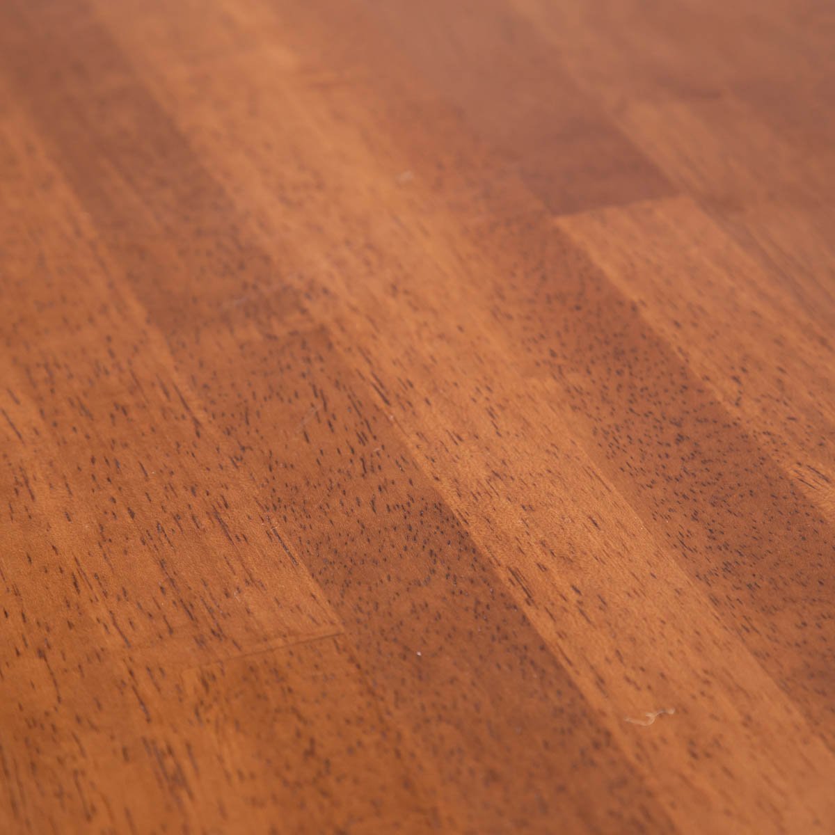 KANADEMONOのラバーウッドチークブラウンの棚板とホワイトのアイアン脚を組み合わせたシェルフ（天板・クローズアップ）