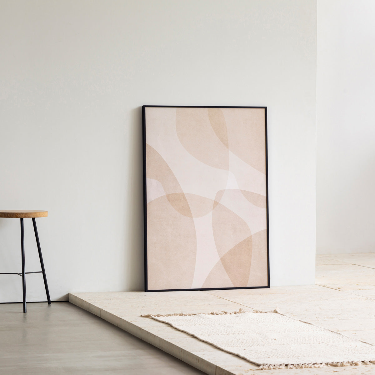 KANADEMONOのやさしいトーンのライトブラウンで描かれる無造作なシルエットの重なりが上品なシンプルナチュラルアートA1＋ブラックフレーム（エントランス使用例）