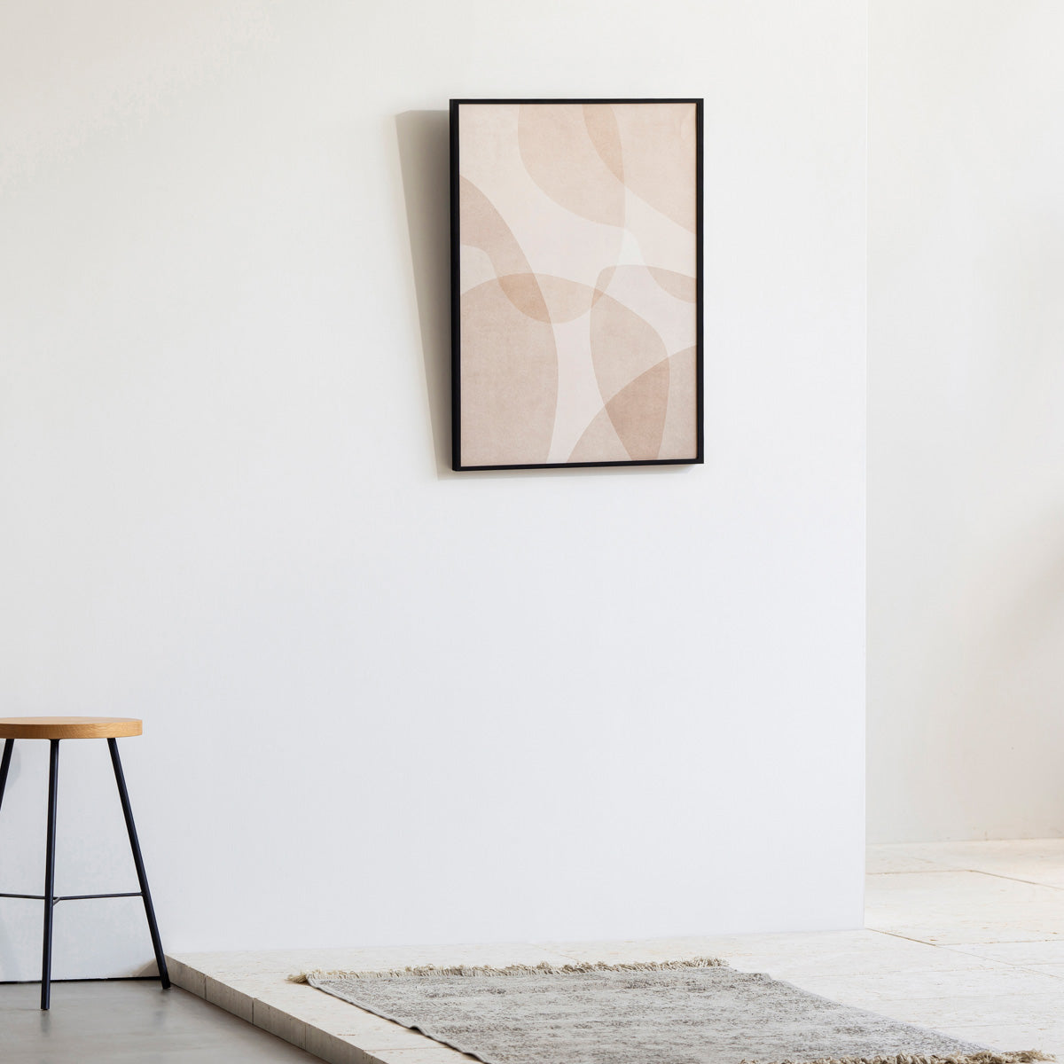 KANADEMONOのやさしいトーンのライトブラウンで描かれる無造作なシルエットの重なりが上品なシンプルナチュラルアートA2＋ブラックフレーム（エントランス使用例）