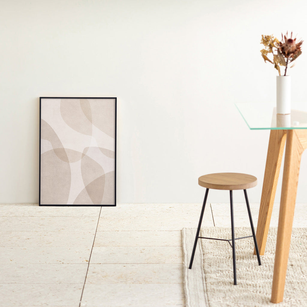 KANADEMONOのやさしいトーンのライトブラウンで描かれる無造作なシルエットの重なりが上品なシンプルナチュラルアートA2＋ブラックフレーム（床おき使用例）