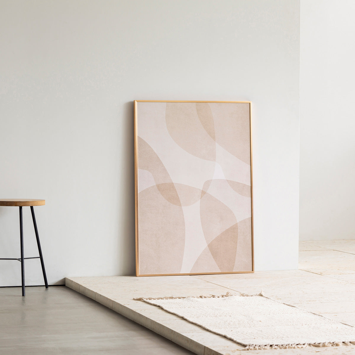 KANADEMONOのやさしいトーンのライトブラウンで描かれる無造作なシルエットの重なりが上品なシンプルナチュラルアートA1＋ゴールドフレーム（エントランス使用例）