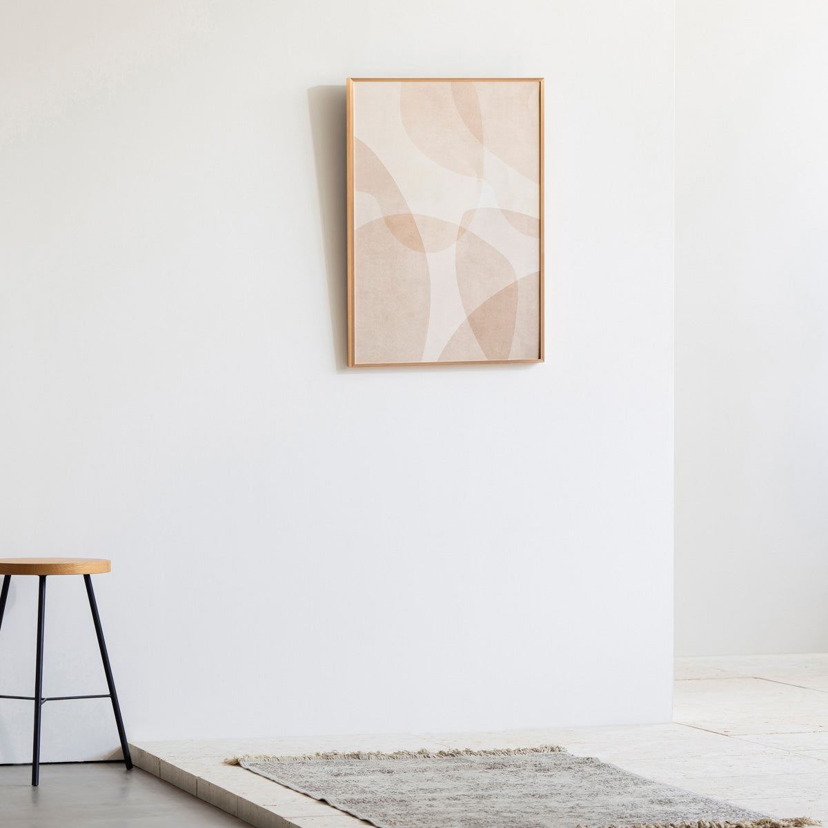 KANADEMONOのやさしいトーンのライトブラウンで描かれる無造作なシルエットの重なりが上品なシンプルナチュラルアートA2＋ゴールドフレーム（エントランス使用例）