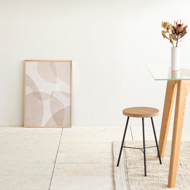 KANADEMONOのやさしいトーンのライトブラウンで描かれる無造作なシルエットの重なりが上品なシンプルナチュラルアートA2＋ゴールドフレーム（床おき使用例）