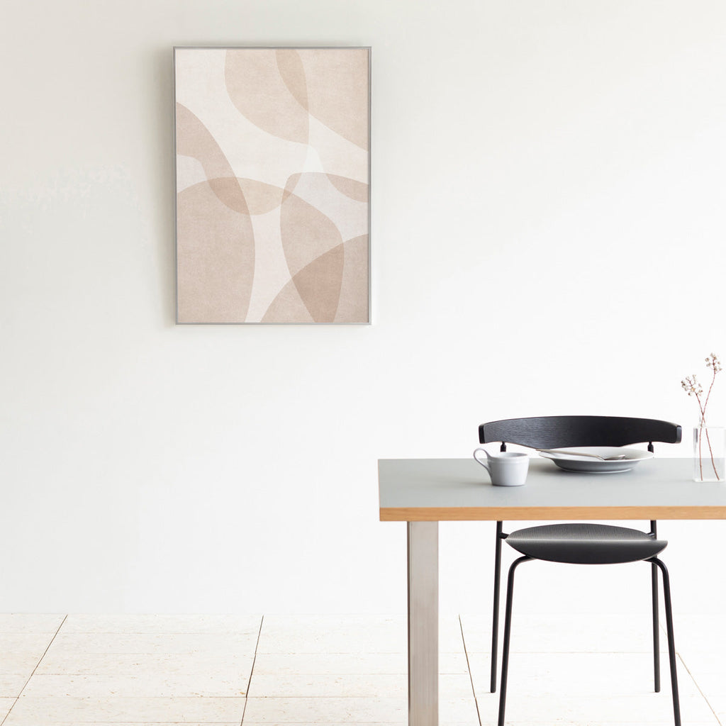 KANADEMONOのやさしいトーンのライトブラウンで描かれる無造作なシルエットの重なりが上品なシンプルナチュラルアートA1＋シルバーフレーム（ダイニング使用例）