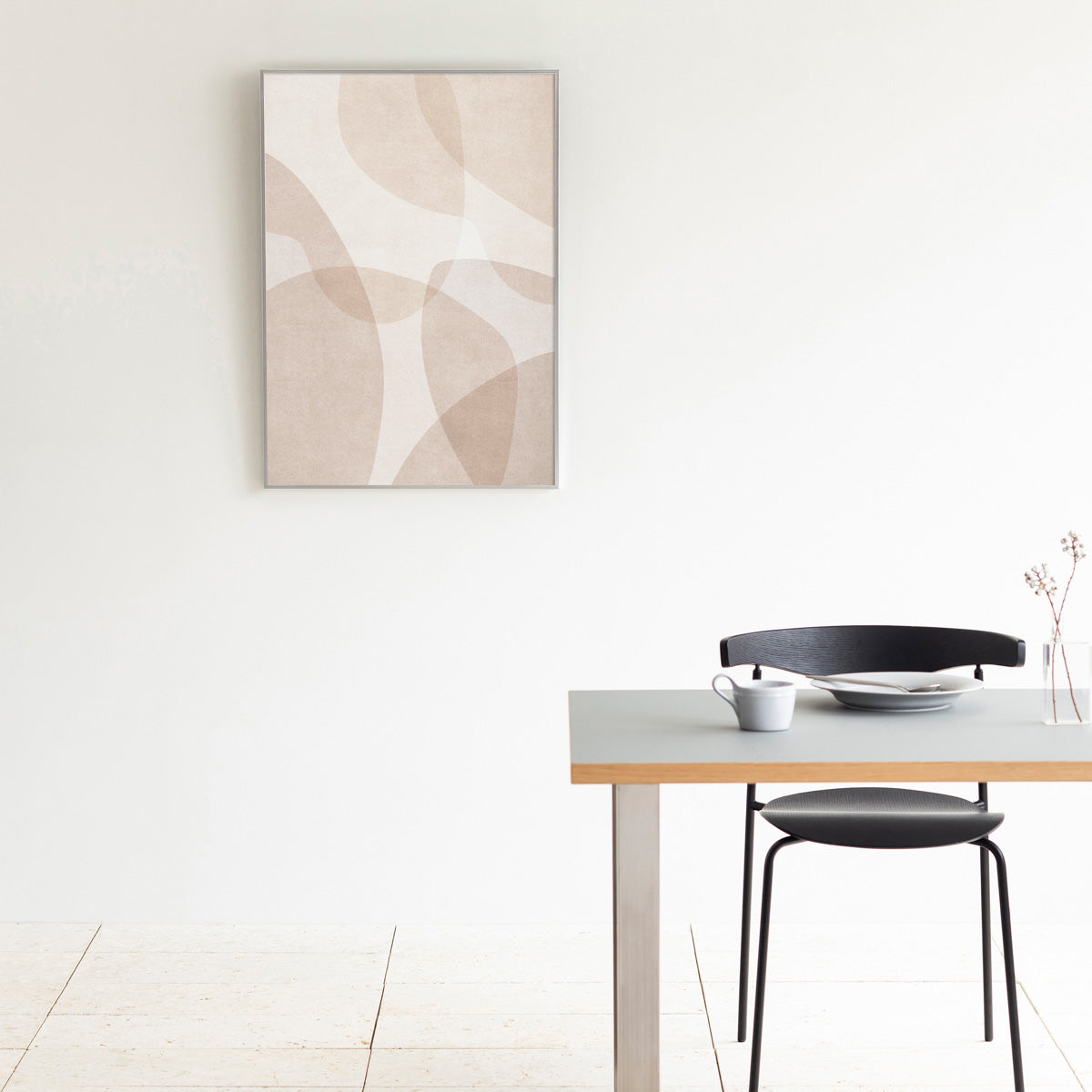 KANADEMONOのやさしいトーンのライトブラウンで描かれる無造作なシルエットの重なりが上品なシンプルナチュラルアートA1＋シルバーフレーム（ダイニング使用例）