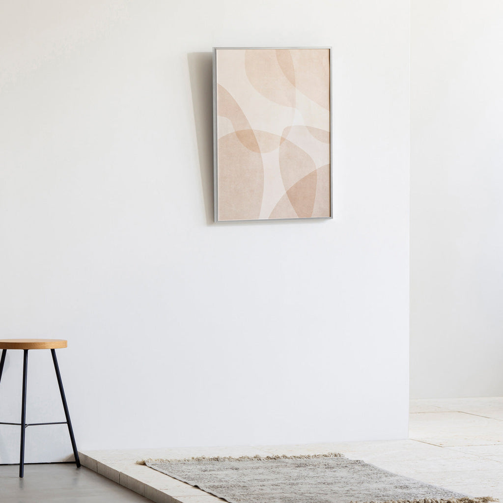 KANADEMONOのやさしいトーンのライトブラウンで描かれる無造作なシルエットの重なりが上品なシンプルナチュラルアートA2＋シルバーフレーム（エントランス使用例）