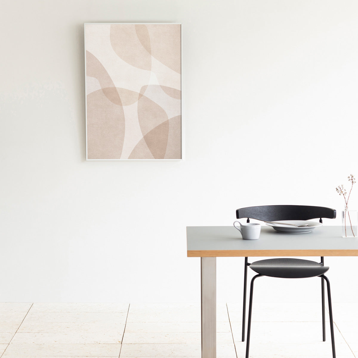 KANADEMONOのやさしいトーンのライトブラウンで描かれる無造作なシルエットの重なりが上品なシンプルナチュラルアートA1＋ホワイトフレーム（ダイニング使用例）