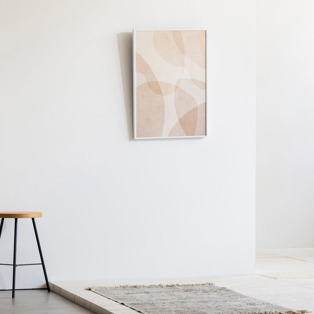 KANADEMONOのやさしいトーンのライトブラウンで描かれる無造作なシルエットの重なりが上品なシンプルナチュラルアートA2＋ホワイトフレーム（エントランス使用例）