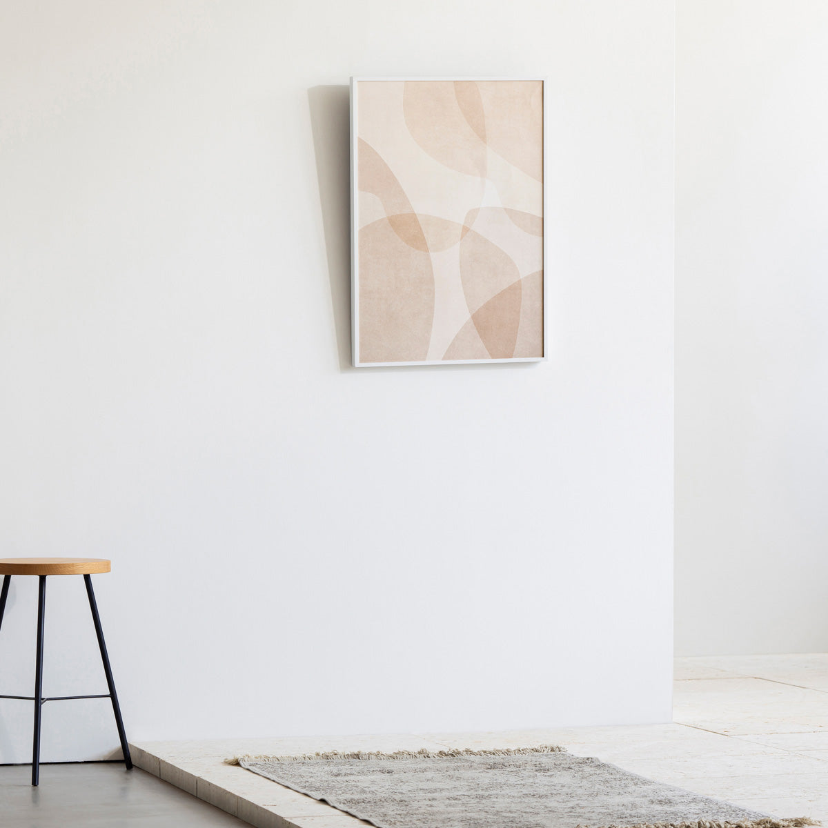 KANADEMONOのやさしいトーンのライトブラウンで描かれる無造作なシルエットの重なりが上品なシンプルナチュラルアートA2＋ホワイトフレーム（エントランス使用例）