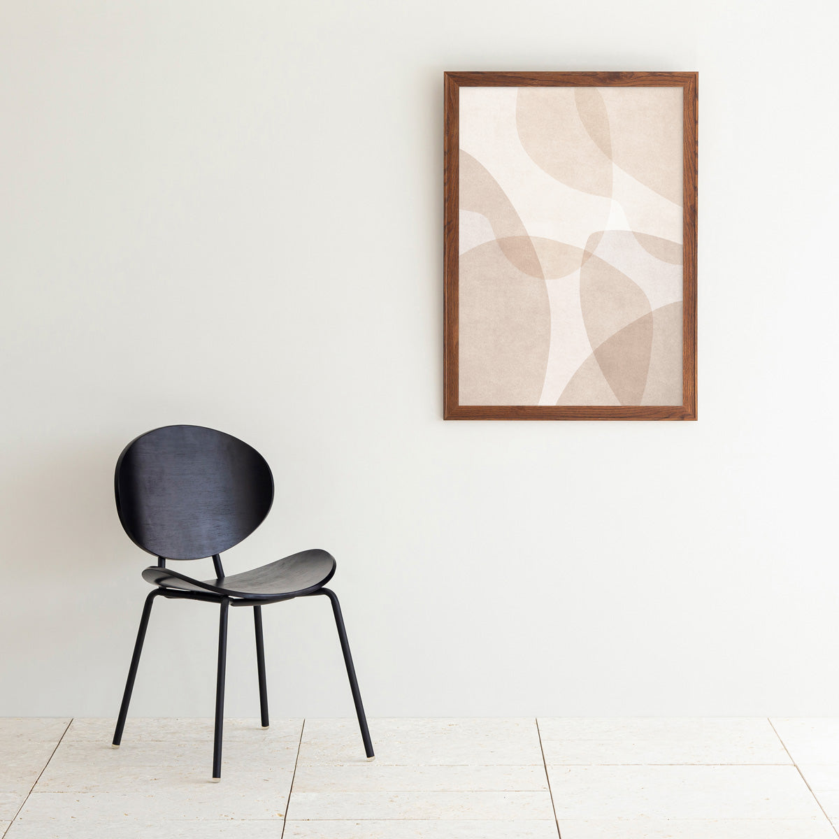 KANADEMONOのやさしいトーンのライトブラウンで描かれる無造作なシルエットの重なりが上品なシンプルナチュラルアートA1＋ブラウンフレーム（コーディネート使用例）