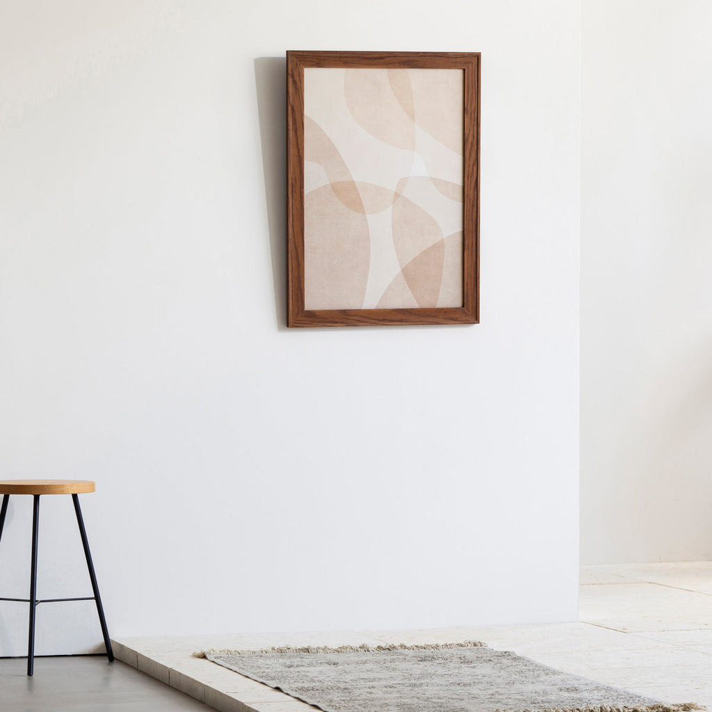 KANADEMONOのやさしいトーンのライトブラウンで描かれる無造作なシルエットの重なりが上品なシンプルナチュラルアートA2＋ブラウンフレーム（エントランス使用例）
