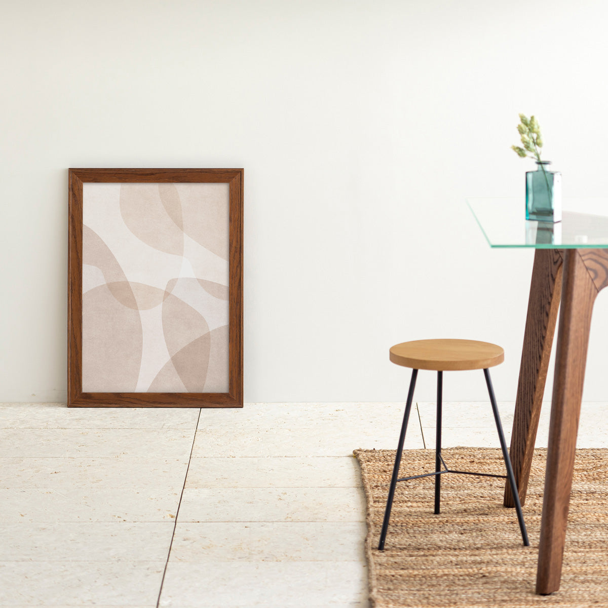 KANADEMONOのやさしいトーンのライトブラウンで描かれる無造作なシルエットの重なりが上品なシンプルナチュラルアートA2＋ブラウンフレーム（床おき使用例）