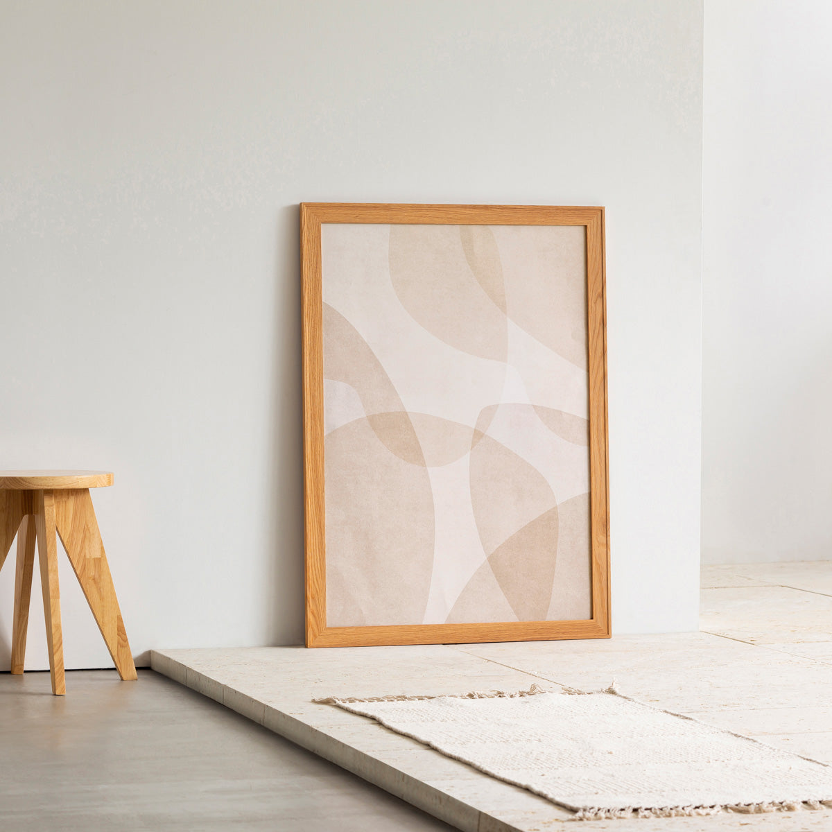 KANADEMONOのやさしいトーンのライトブラウンで描かれる無造作なシルエットの重なりが上品なシンプルナチュラルアートA1＋ナチュラルフレーム（エントランス使用例）