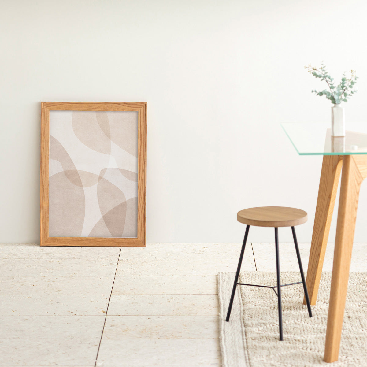 KANADEMONOのやさしいトーンのライトブラウンで描かれる無造作なシルエットの重なりが上品なシンプルナチュラルアートA2＋ナチュラルフレーム（床おき使用例）