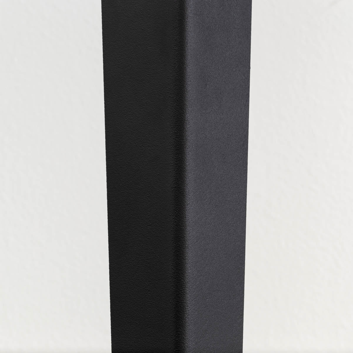 KANADEMONOのホワイトオーク突板天板とマットブラックのソリッドピン鉄脚を組み合わせたシンプルモダンなテーブル（脚）