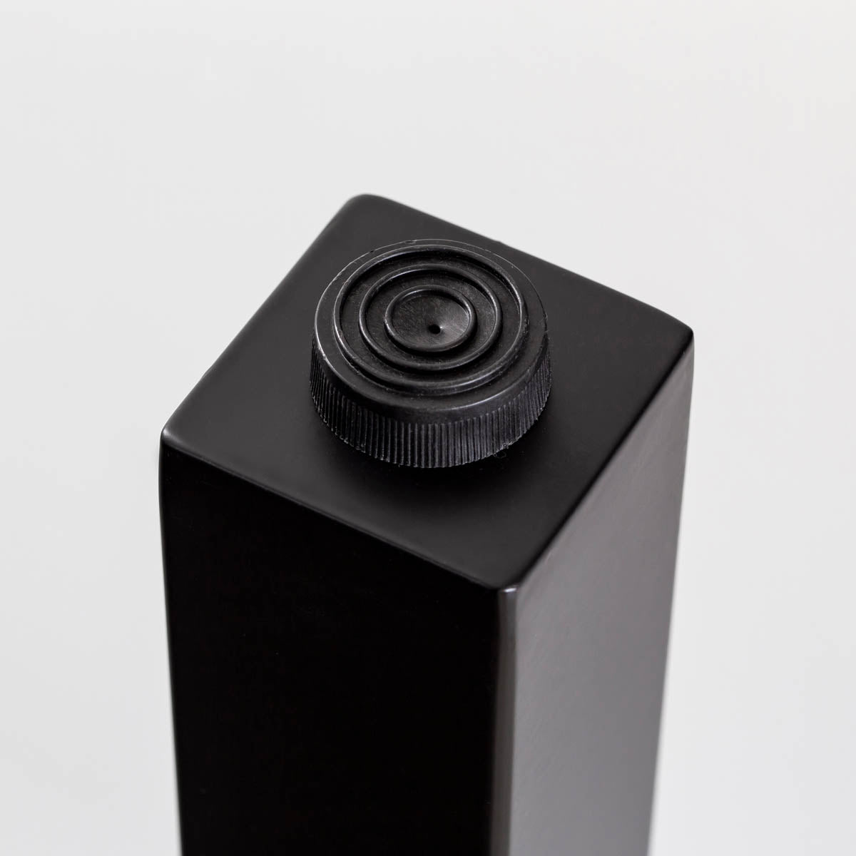かなでもののアイアンを使用したマットブラックのシンプルなスクエアバータイプの4脚セットのアジャスター部