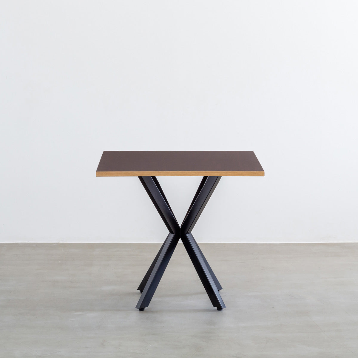 Kanademonoリノリウム Mauveのスクエア天板とデザイン性の高いXラインの脚を組み合わせたカフェテーブル1
