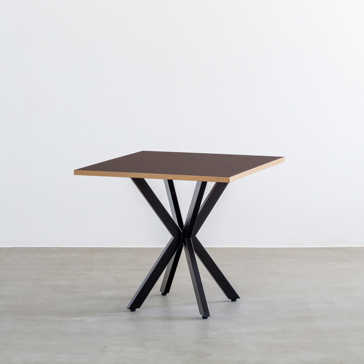 Kanademonoリノリウム Mauveのスクエア天板とデザイン性の高いXラインの脚を組み合わせたカフェテーブル2