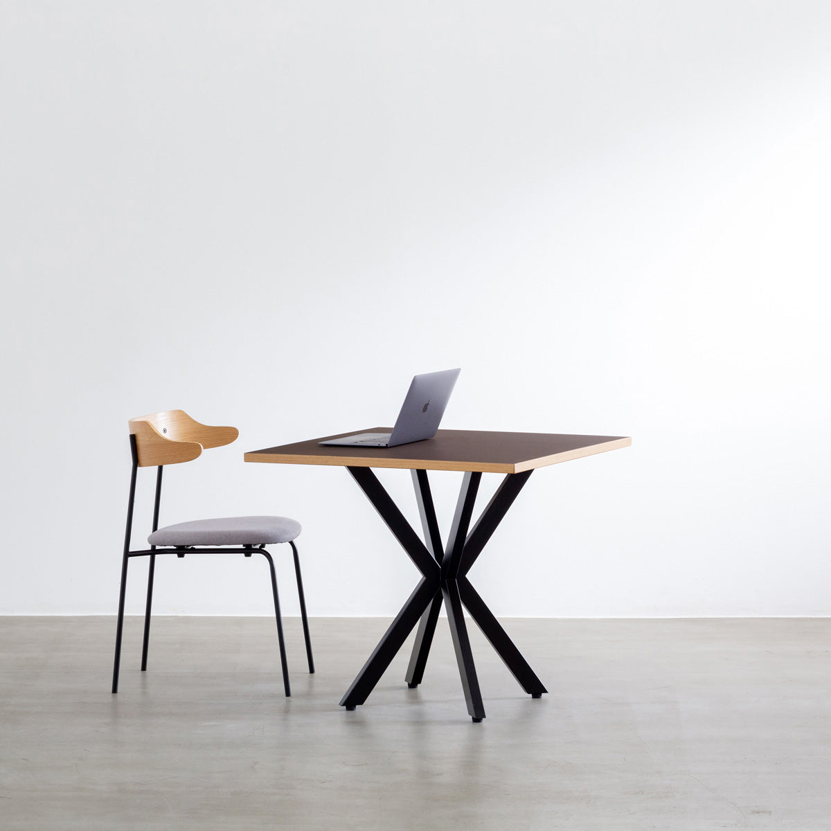 Kanademonoリノリウム Mauveのスクエア天板とデザイン性の高いXラインの脚を組み合わせたカフェテーブルの使用例1