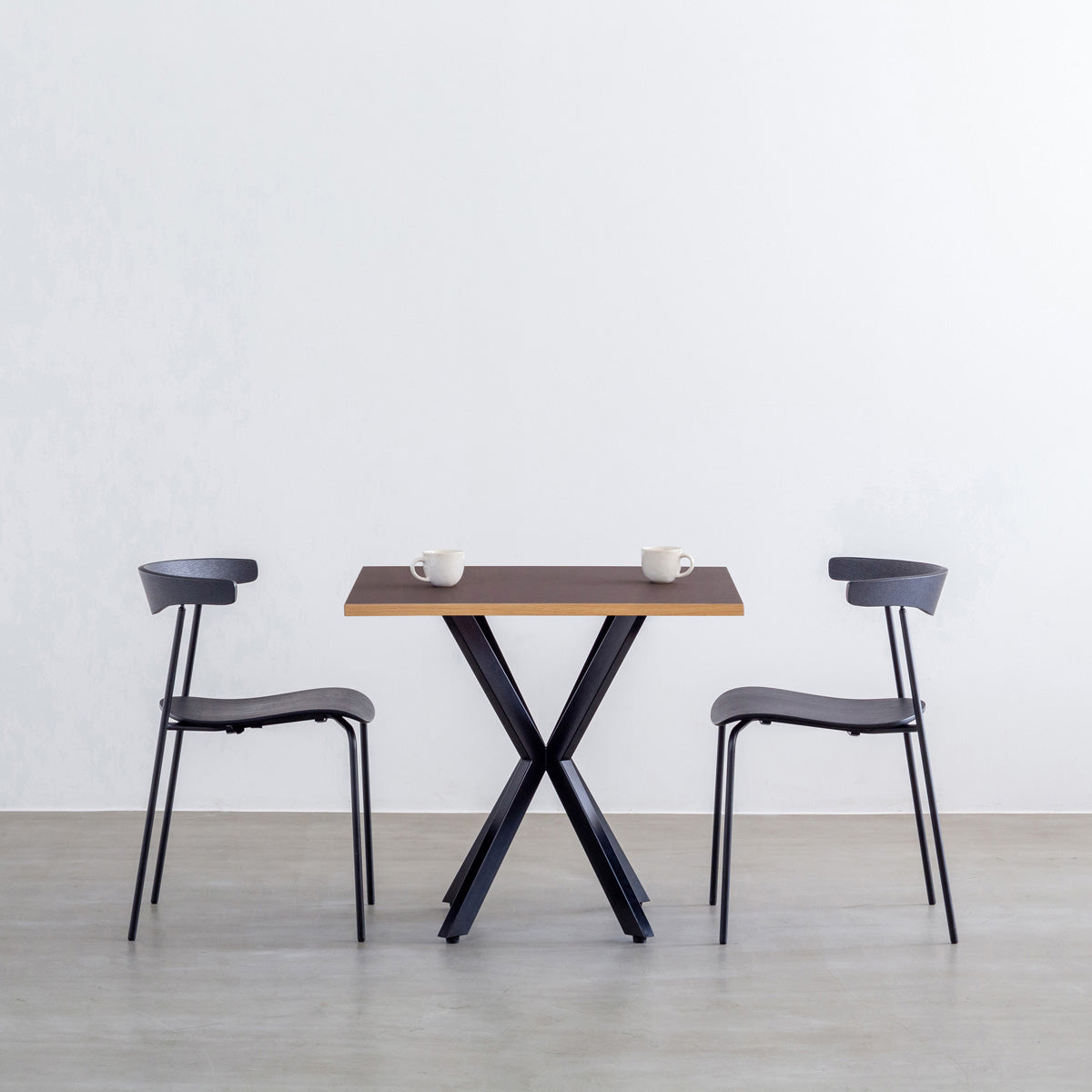 Kanademonoリノリウム Mauveのスクエア天板とデザイン性の高いXラインの脚を組み合わせたカフェテーブルの使用例2