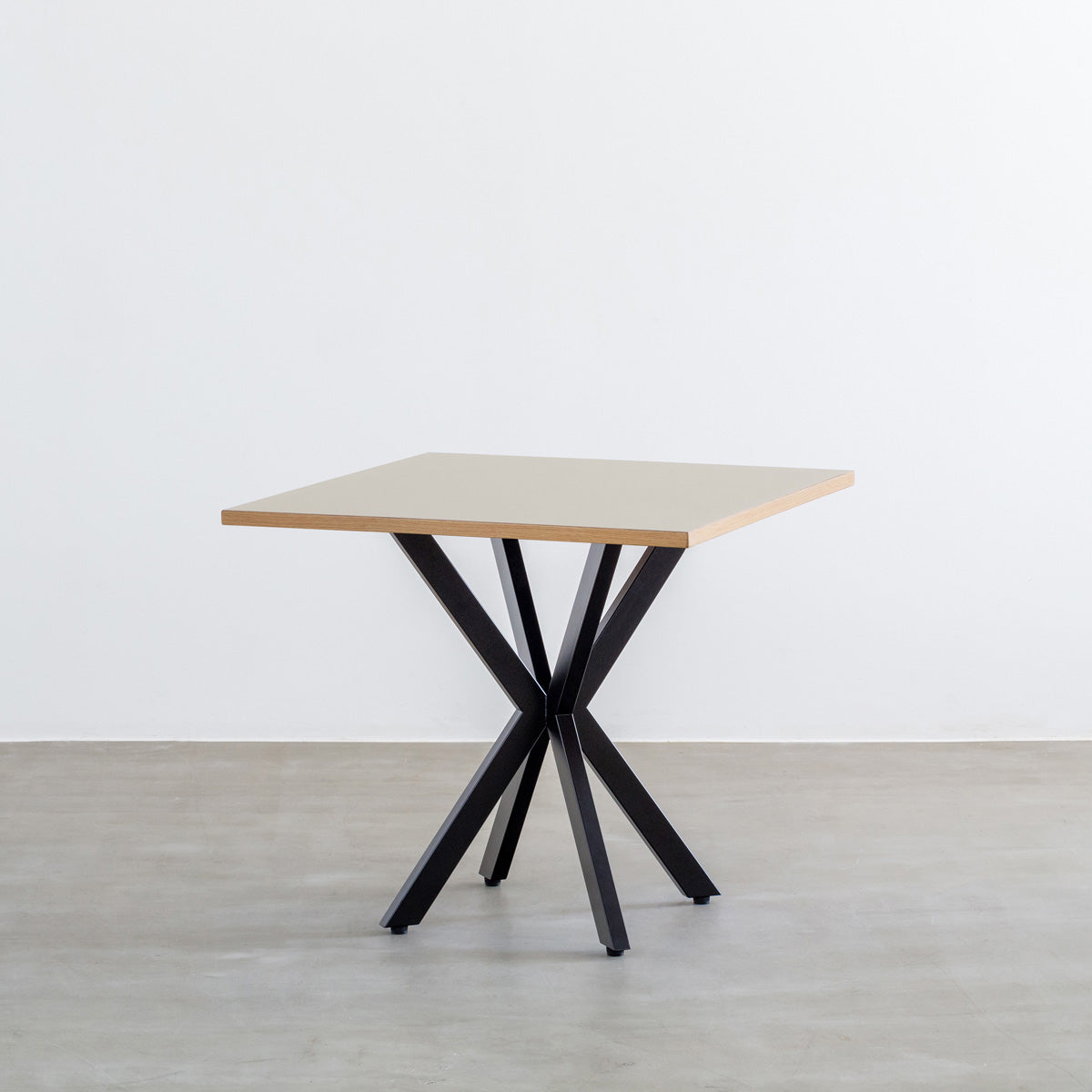 Kanademonoリノリウム Mushroomのスクエア天板とデザイン性の高いXラインの脚を組み合わせたカフェテーブル1