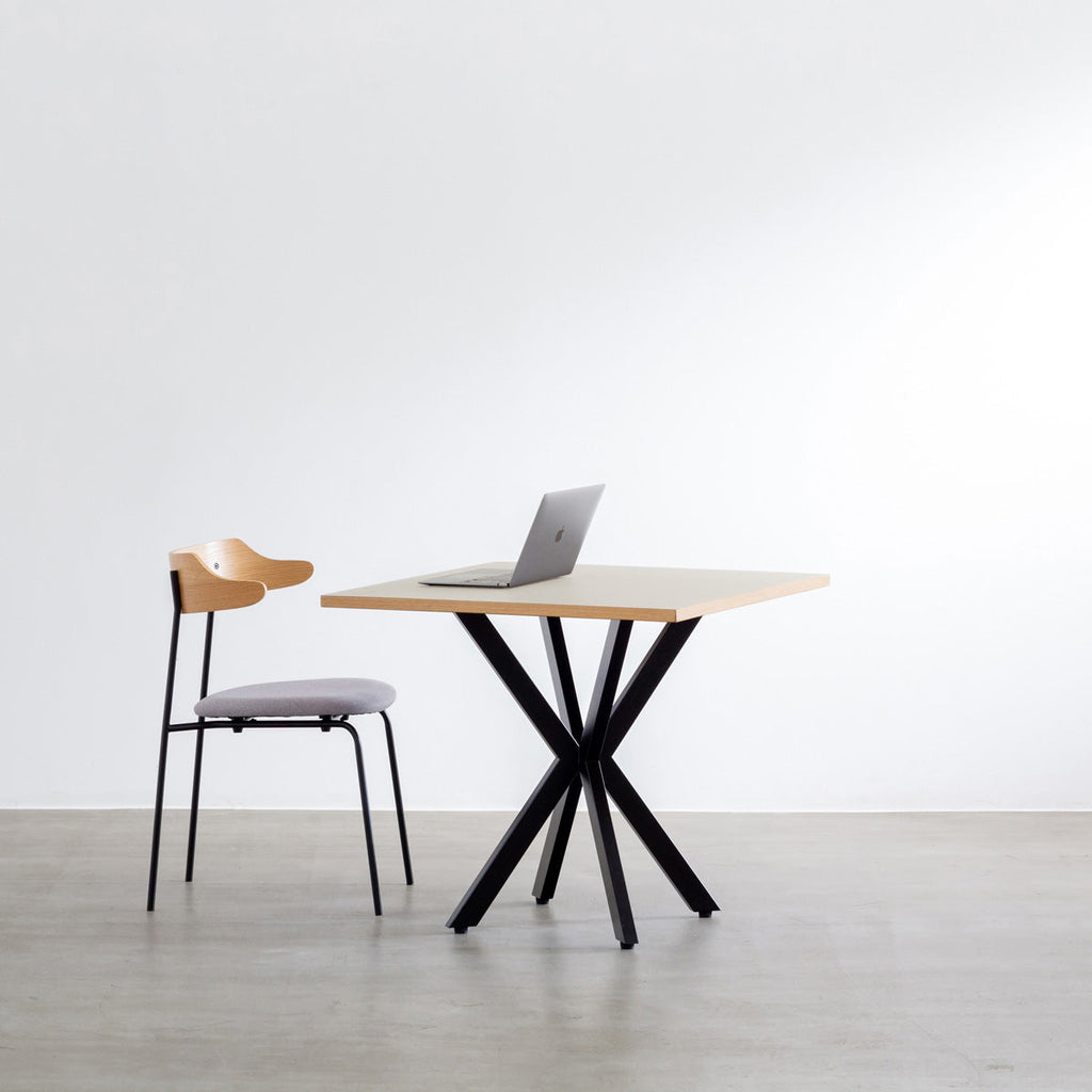 Kanademonoリノリウム Mushroomのスクエア天板とデザイン性の高いXラインの脚を組み合わせたカフェテーブルの使用例1