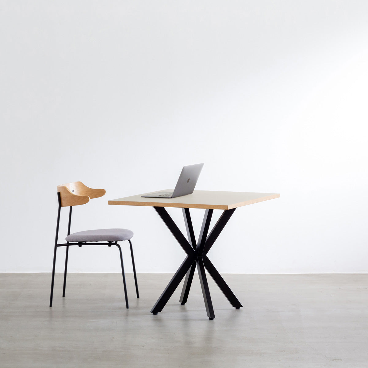 Kanademonoリノリウム Mushroomのスクエア天板とデザイン性の高いXラインの脚を組み合わせたカフェテーブルの使用例1