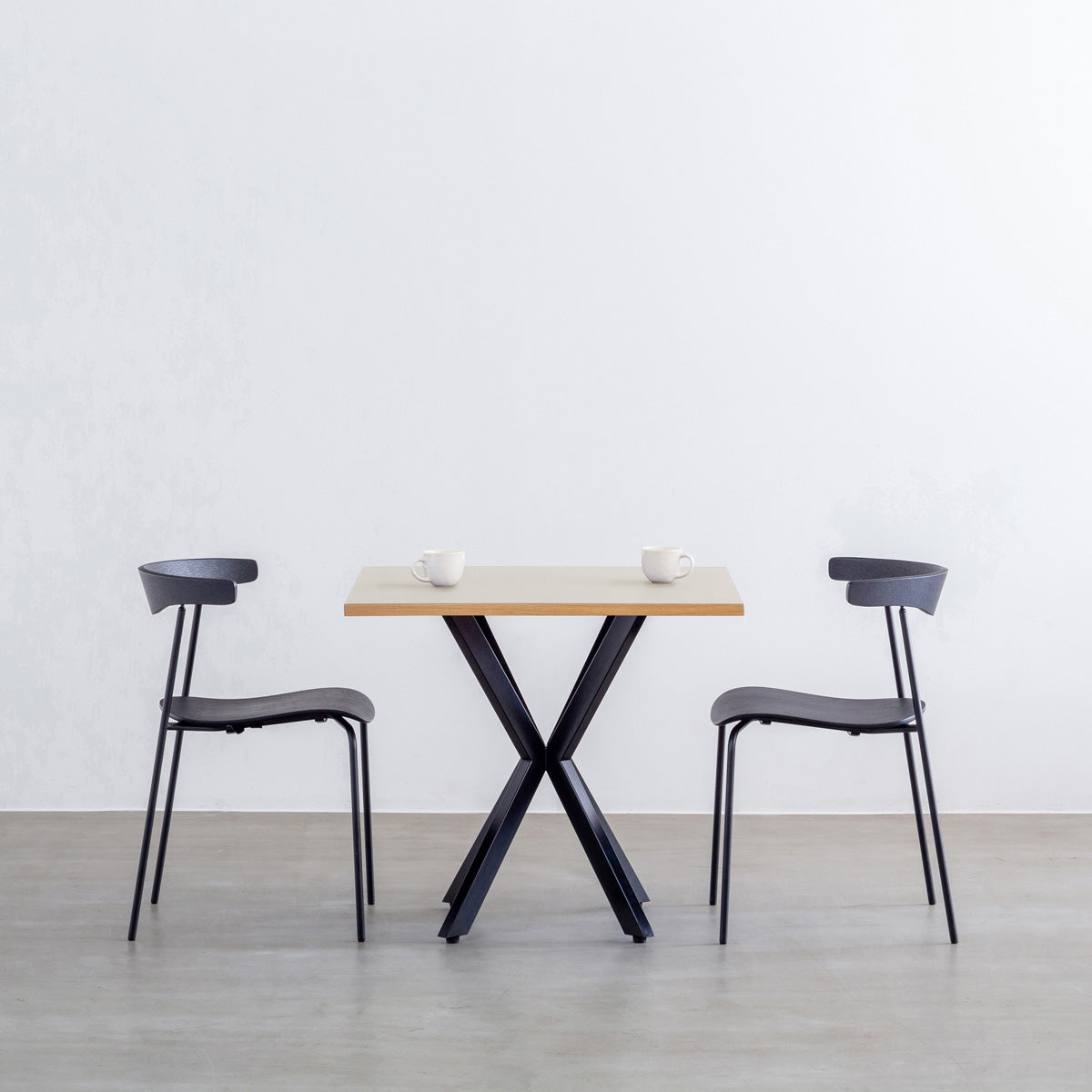 Kanademonoリノリウム Mushroomのスクエア天板とデザイン性の高いXラインの脚を組み合わせたカフェテーブルの使用2