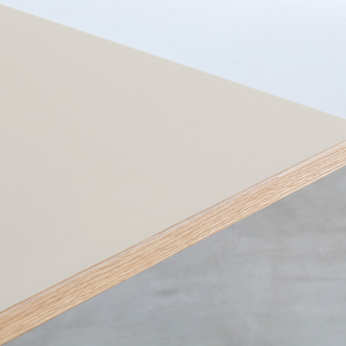 Kanademonoリノリウム Mushroomのスクエア天板とデザイン性の高いXラインの脚を組み合わせたカフェテーブルの天板（天板寄り）