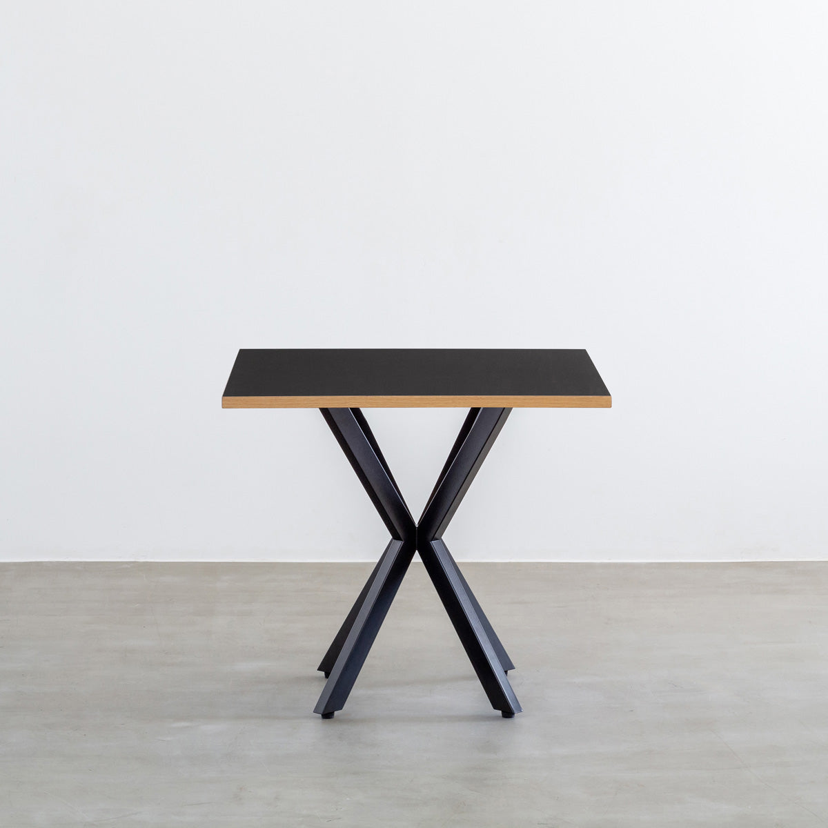 Kanademonoリノリウム Neroのスクエア天板とデザイン性の高いXラインの脚を組み合わせたカフェテーブル2