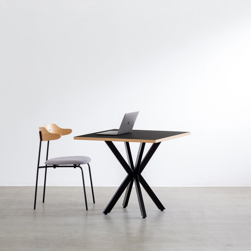 Kanademonoリノリウム Neroのスクエア天板とデザイン性の高いXラインの脚を組み合わせたカフェテーブルの使用例2