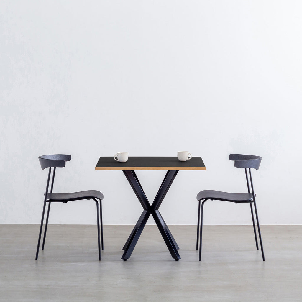 Kanademonoリノリウム Neroのスクエア天板とデザイン性の高いXラインの脚を組み合わせたカフェテーブルの使用例1