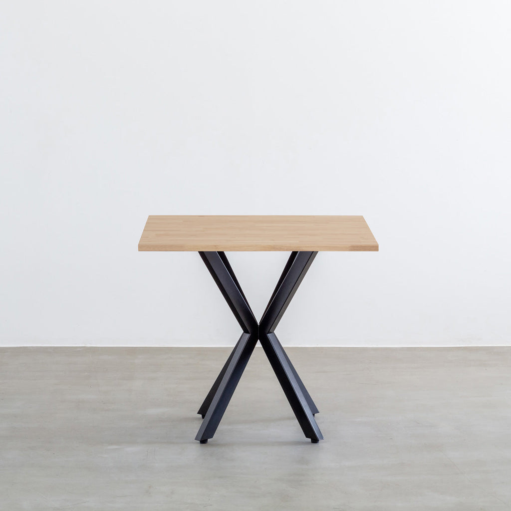 Kanademonoラバーウッド・アッシュのスクエア天板とデザイン性の高いXラインの脚を組み合わせたカフェテーブル2