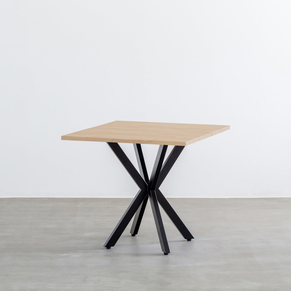 Kanademonoラバーウッド・アッシュのスクエア天板とデザイン性の高いXラインの脚を組み合わせたカフェテーブル1