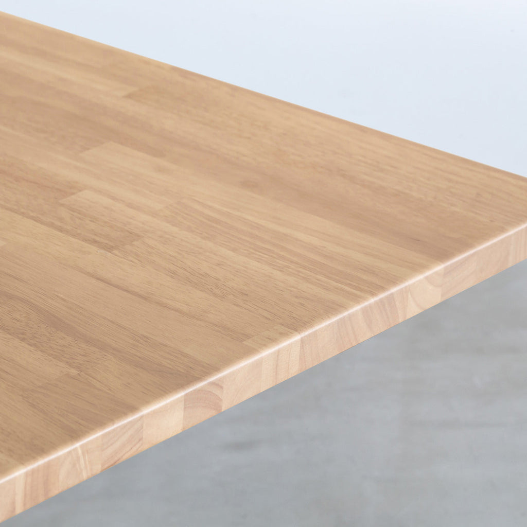 Kanademonoラバーウッド・アッシュのスクエア天板とデザイン性の高いXラインの脚を組み合わせたカフェテーブル（天板寄り）