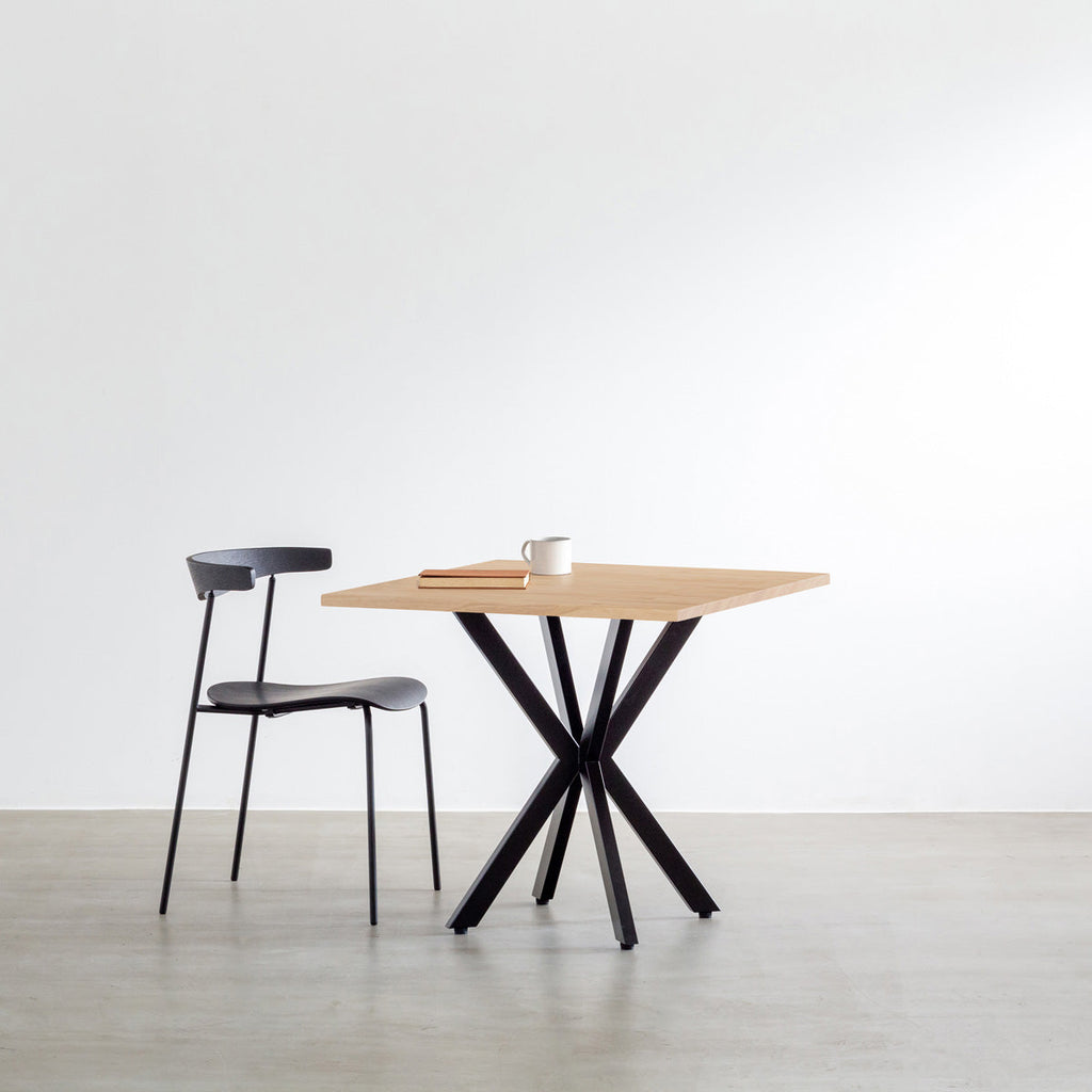 Kanademonoラバーウッド・アッシュのスクエア天板とデザイン性の高いXラインの脚を組み合わせたカフェテーブルの使用例1