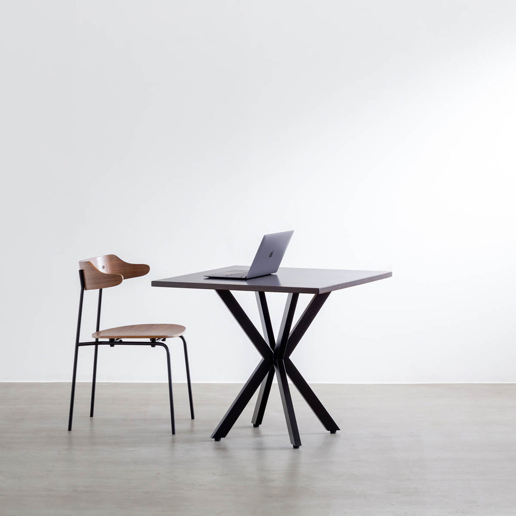 Kanademonoラバーウッド・BlackBrownのスクエア天板とデザイン性の高いXラインの脚を組み合わせたカフェテーブルの使用例