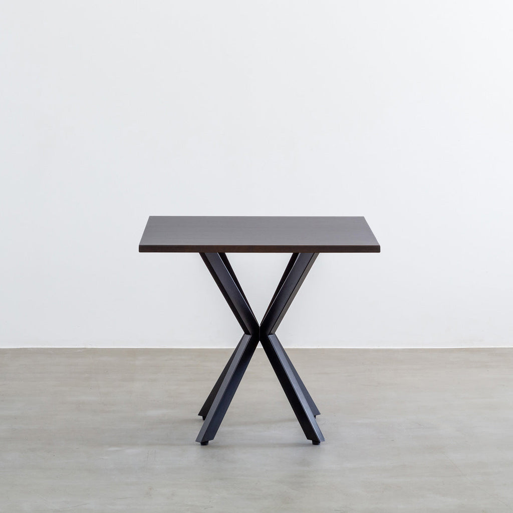 Kanademonoラバーウッド・BlackBrownのスクエア天板とデザイン性の高いXラインの脚を組み合わせたカフェテーブル2